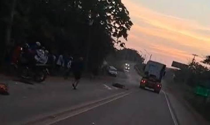 Polícia -  Vídeo flagra motorista avançando com carreta contra testemunhas após matar ciclista na BR-319