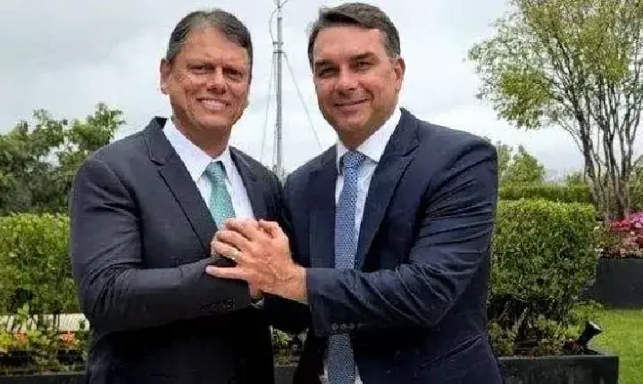 Política - “Milícia digital” torra valores milionários para atacar Flávio e Tarcísio. De onde vem o dinheiro?