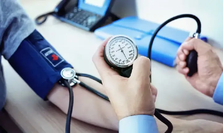 Por que cuidar da mente também ajuda a controlar a pressão alta