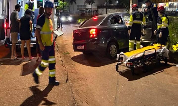 Porto Velho - Três pessoas ficam feridas após carro colidir em poste na Rua da Beira