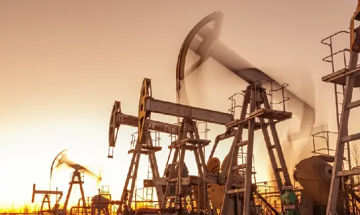 Preços do petróleo devem seguir em alta volatilidade mesmo com reabertura de estreito de Hormuz