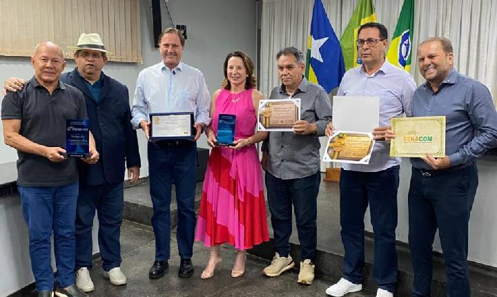 Prefeito Aldo Júlio é homenageado durante entrega do Troféu Fenacom em Rolim de Moura