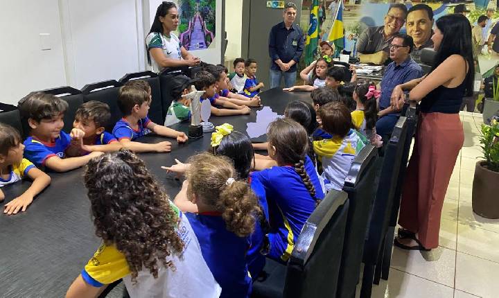 Prefeito Aldo Júlio recebe alunos da escola Júlia Bobek e reforça valorização da história e da identidade de Rolim de Moura