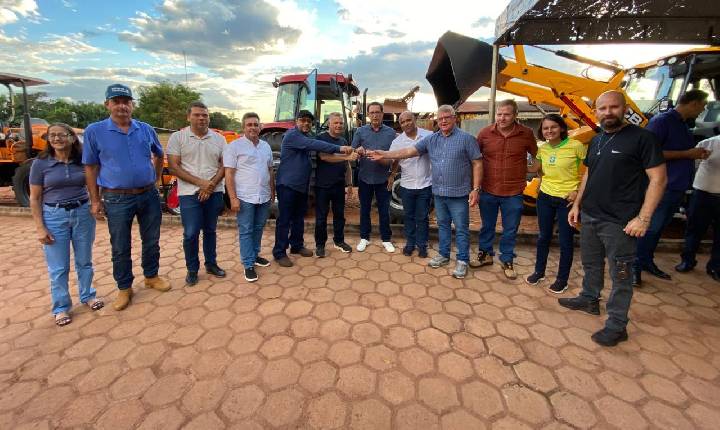 Prefeito Aldo Júlio recebe deputado federal Lúcio Mosquini e entrega novos equipamentos para fortalecer a agricultura de Rolim de Moura