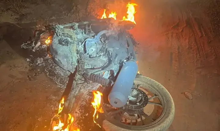 Rolim de Moura - Moto roubada em tentativa de latrocínio é encontrada incendiada na zona rural