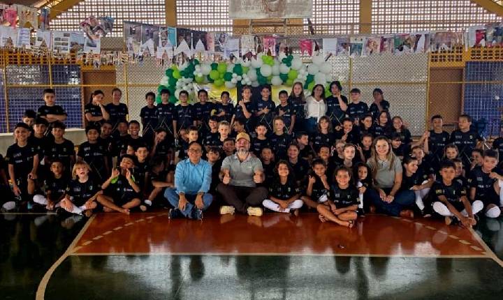 ROLIM MOURA - Projeto beneficia crianças e adolescentes com entrega de kits esportivos