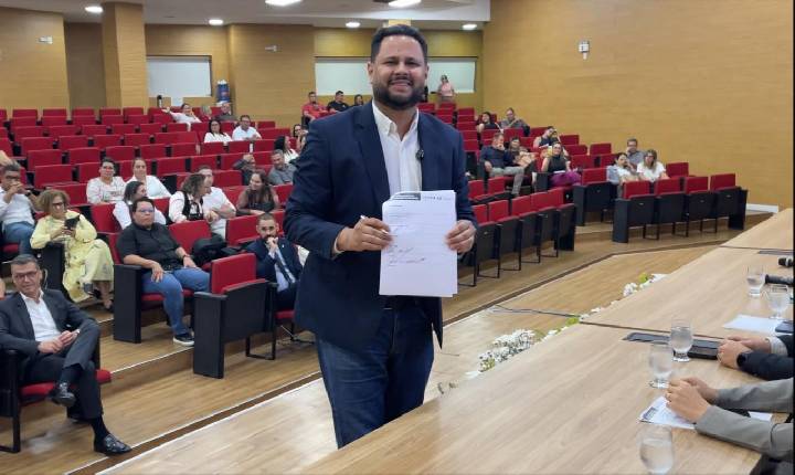 Samuel Costa assina pacto e defende valorização dos professores e criação da Universidade Estadual de Rondônia