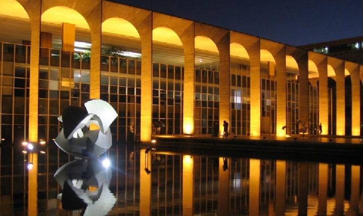 Subiu no palanque - Itamaraty troca diplomacia por lacração nas redes