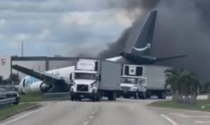 Tragédia - Avião da Amazon sai da pista, bate em caminhão e provoca incêndio em Miami