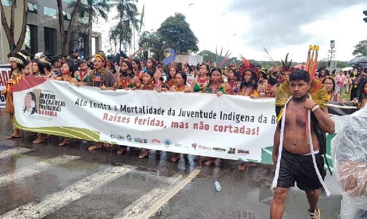 Veja vídeo - Indígenas ocupam a Esplanada e cobram o governo Lula: ‘Precisa ajudar o nosso povo’