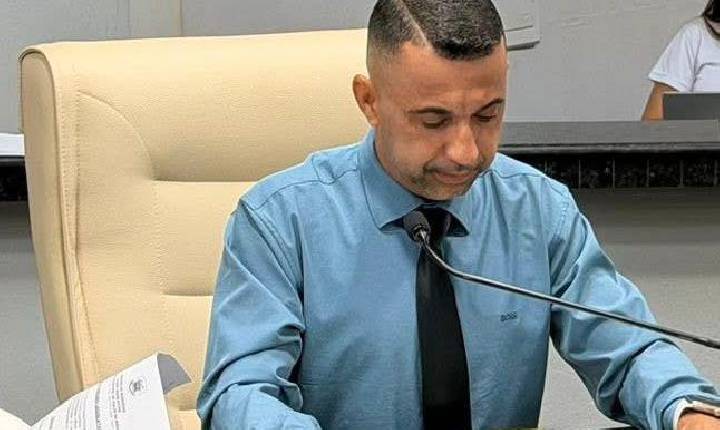 Vereador Edilson solicita recuperação do estacionamento em frente à escola Menino Jesus e abertura de um trecho no canteiro central da Avenida Aracaju