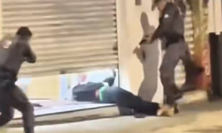 VÍDEO - ABSOLUTE CINEMA Vídeo mostra PMs ‘descendo o ferro’ em menor durante troca de tiros após assalto em farmácia; adolescente morreu