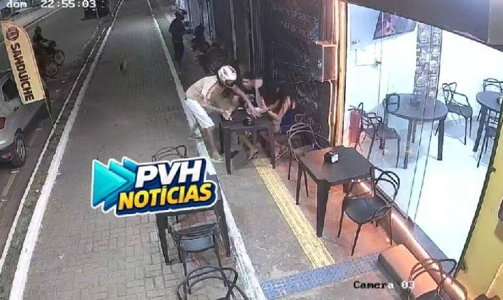VÍDEO: Bandidos fazem assalto e roubam casal que aguardava lannche na capital