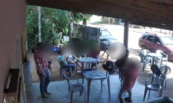 VÍDEO - BRIGA BANAL Mulher mata homem com golpes de capacete na cabeça dentro de bar em MT; assista