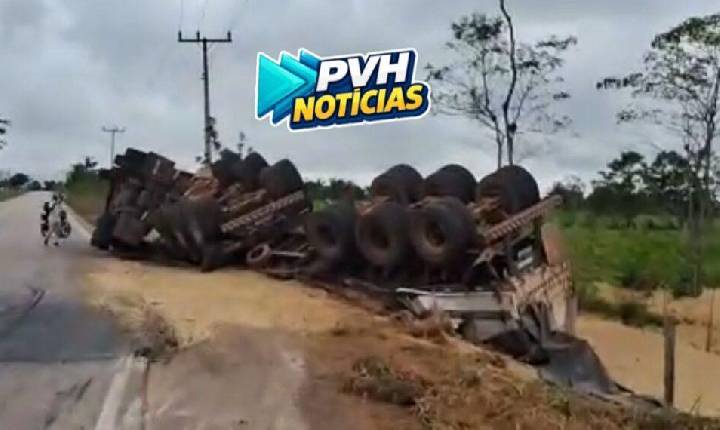 VÍDEO: Carreta com soja tomba perto de presídio em Porto Velho