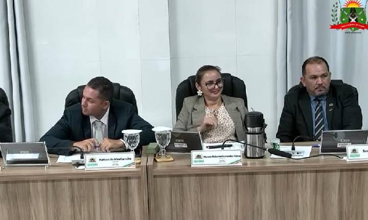 VÍDEO - Clima na sessão-  Vereadora faz gesto obsceno durante sessão e viraliza no interior do CE