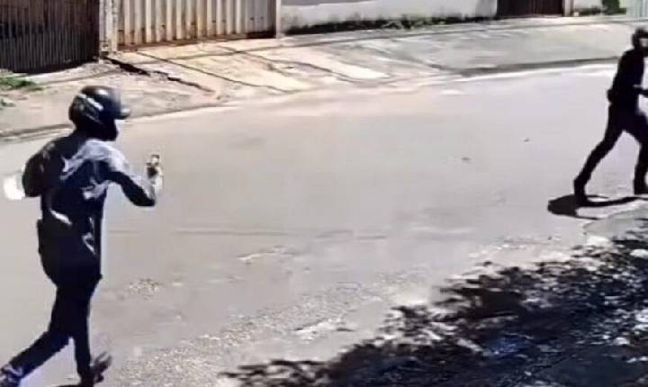 VÍDEO - Criminosos tentam matar jovem a tiros na frente dos avós em MT; vídeo mostra movimentação da dupla
