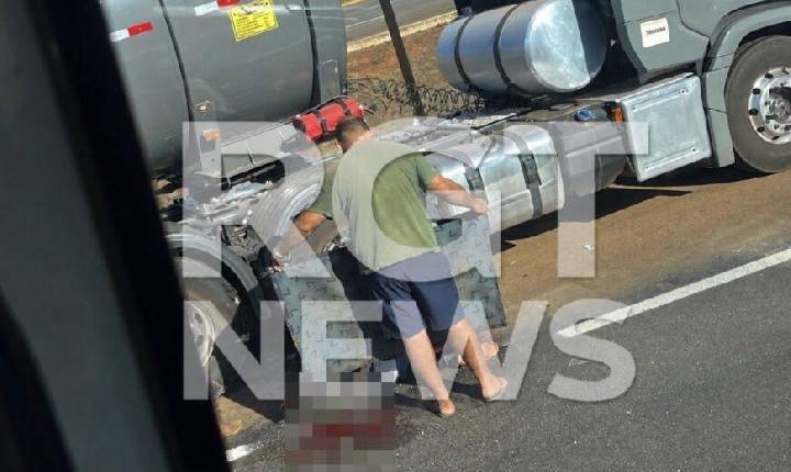 VÍDEO - ESTADO GRAVE - Motociclista sofre dilaceração na perna após batida com carreta na BR-364 em Rondonópolis; imagens