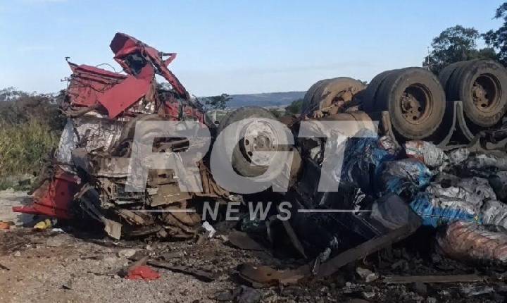 VÍDEO -INSTANTES DE TENSÃO - Colisão entre 3 veículos deixa carreta tombada e 3 feridos na BR-364; vídeo mostra vítima presa às ferragens