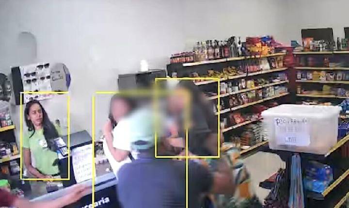 VÍDEO - Mulher acaba no Hospital Regional após ser brutalmente esfaqueada pelo ex; vídeo mostra ataque
