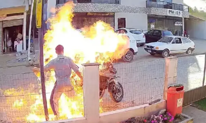 VÍDEO - Mulher morre queimada pelo próprio filho ao atear fogo em moto; vídeo