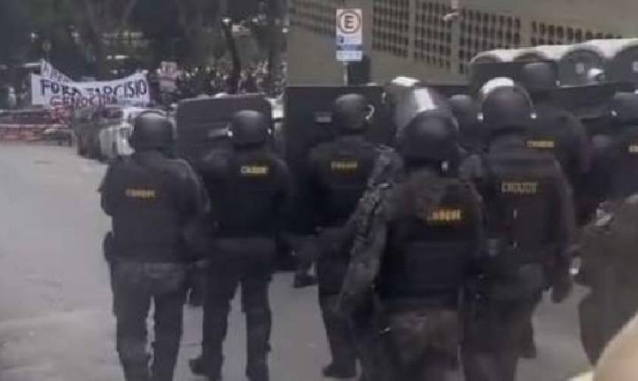 VÍDEO - Polícia - Esquerdistas tentam invadir manifestação patriota e polícia age rápido (veja o vídeo)