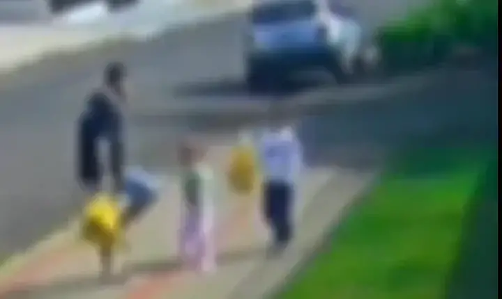 VÍDEO - Polícia - Pai é flagrado chutando filha de 3 anos na cara; veja vídeo