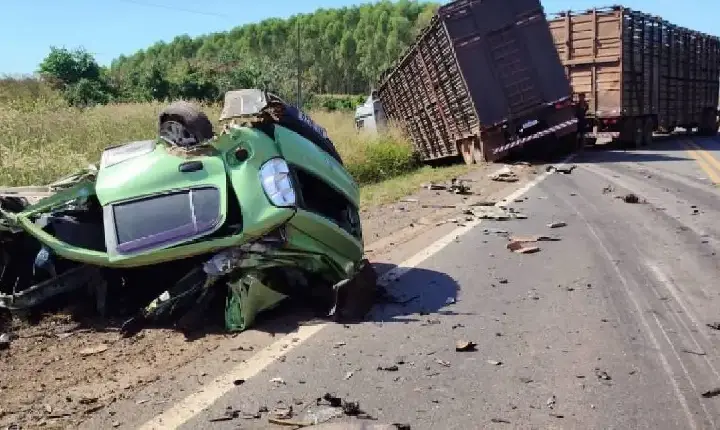 VÍDEO - Polícia - Veja Vídeo: Motorista morre em grave acidente entre carro e carretas na BR-364 próximo a Vilhena