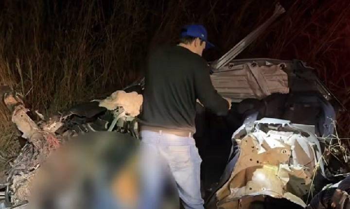 VÍDEOS - FAMÍLIA DESTRUÍDA - Casal morre em colisão fortíssima e três filhos menores acabam feridos no Hospital Regional; vídeo forte