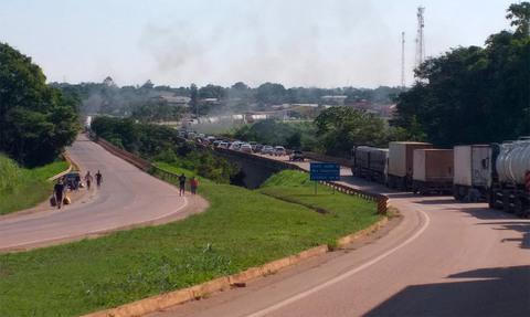Cidades - Caem para 11 os bloqueios nas rodovias em Rondônia; vídeo mostra drama em Candeias