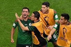 México vence Arábia Saudita, mas é eliminado