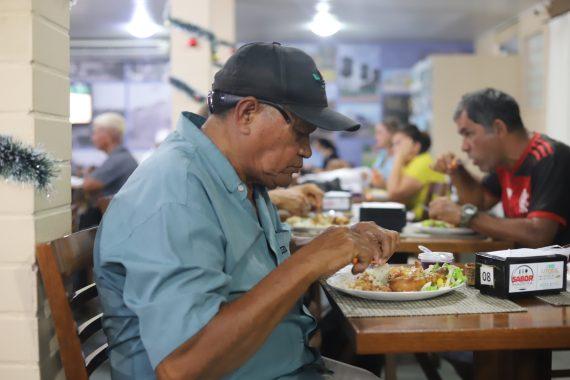 ALIMENTAÇÃO  Almoço especial de Natal é servido aos beneficiários do programa “Prato Fácil”, nesta sexta-feira