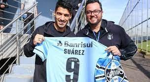Trauma com Ronaldinho Gaúcho faz com que Grêmio ainda não anuncie Suárez. Contratação por dois anos está apalavrada