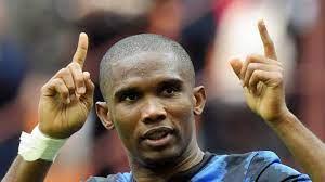 VÍDEO - Ex-jogador Samuel Eto'o chuta cabeça de youtuber no Qatar