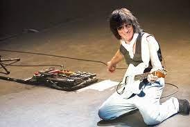 Morre Jeff Beck, um dos maiores guitarristas da história do rock, aos 78 anos