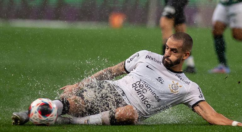 Fernando Lázaro tranquiliza sobre Renato Augusto: 'Nada preocupante'