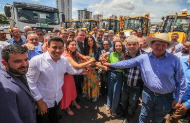 INFRAESTRUTURA NO CAMPO - Governo de Rondônia entrega maquinários a mais de 30 municípios para atender necessidades das linhas rurais