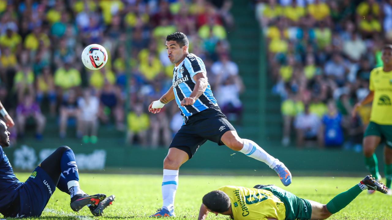 Suárez marca, perde pênalti, e Grêmio leva virada do Ypiranga na semifinal gaúcha