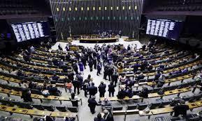 POLÍTICA - Oposição reage a Moraes e apresenta projeto para criar o crime de censura