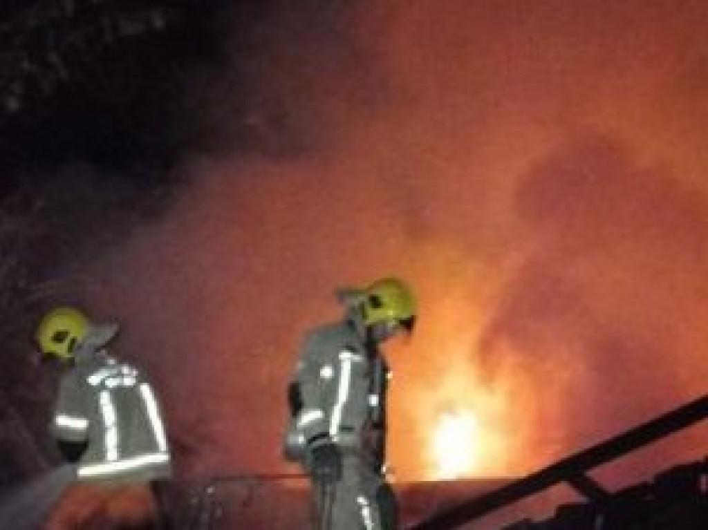RESIDÊNCIA ABANDONADA - Residência Desocupada em Rolim de Moura é Consumida por Incêndio na Noite de Quinta-feira