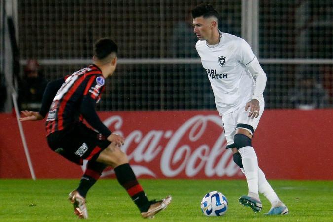 Com John Textor na arquibancada, Botafogo vence o Patronato nos playoffs da Sul-Americana