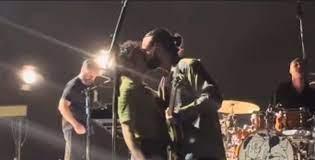 Malásia cancela festival musical após beijo entre dois homens