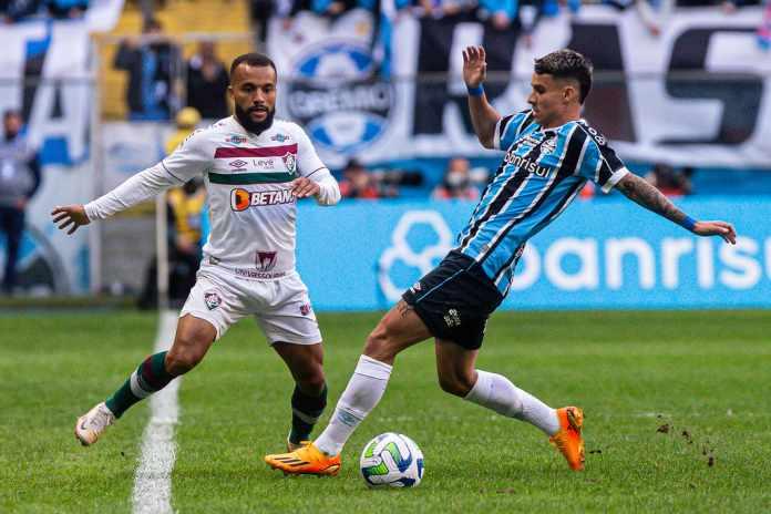 Samuel Xavier reclama da postura defensiva do Fluminense contra o Grêmio