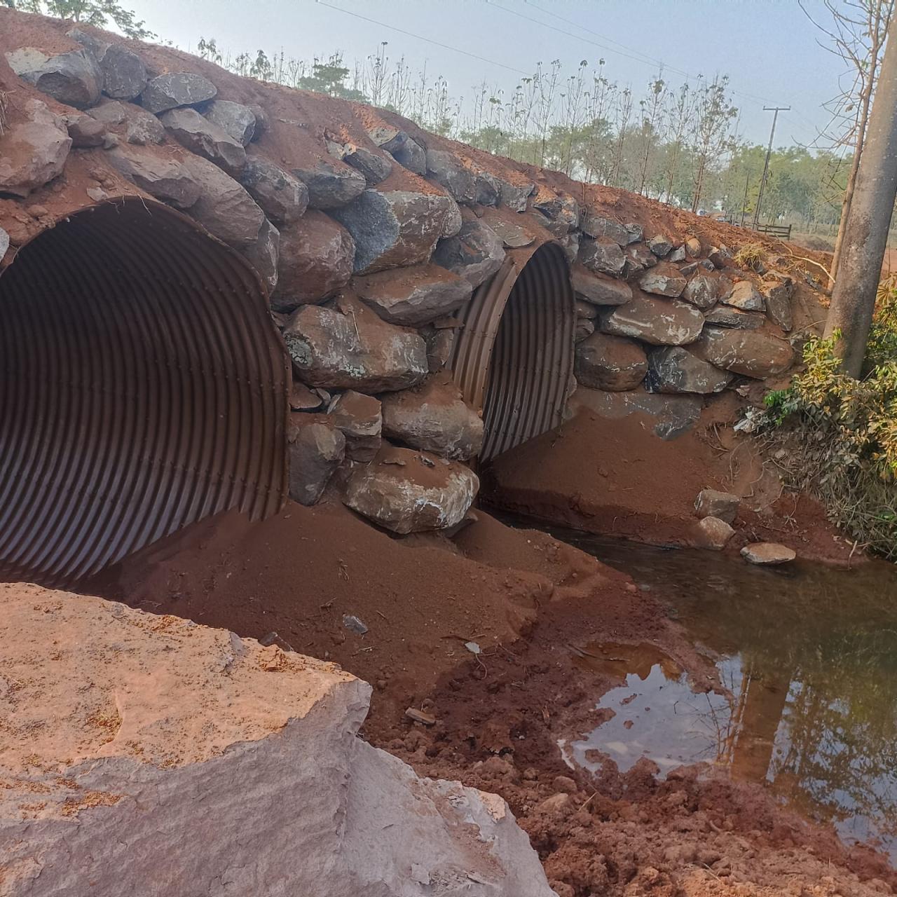 Secretaria de Obras de Rolim de Moura conclui substituição de pontes de madeira por Tubos Armcos na Linha 200 Lado Sul