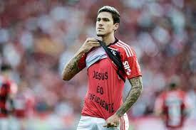 Pedro celebra gol usando camisa com a frase “Jesus é o suficiente”