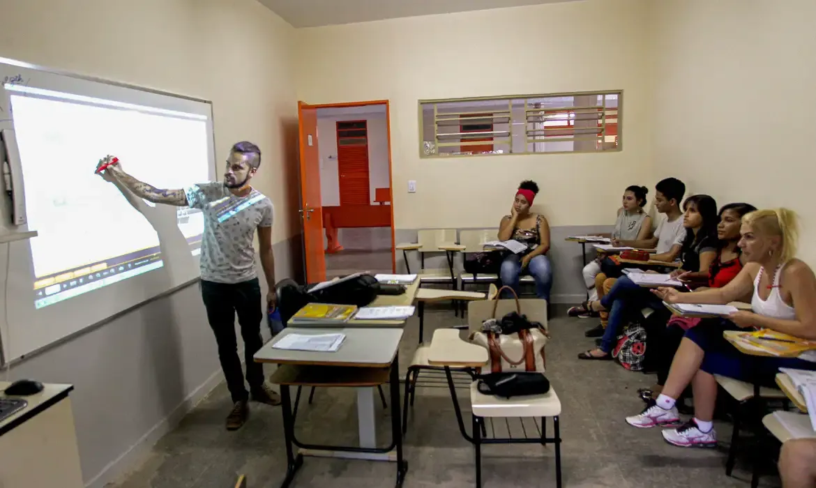 Educação - Incentivo para estudantes permanecerem no ensino médio é aprovado