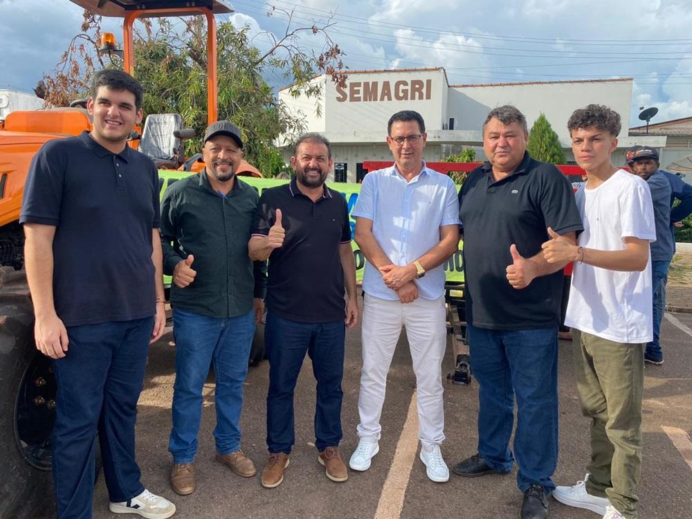 Secretaria de agricultura de Rolim de Moura recebe trator e implementos agrícolas