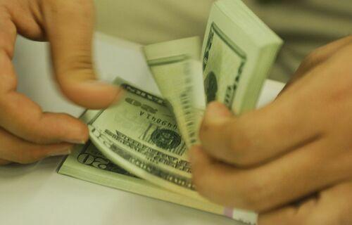 ECONOMIA | DÓLAR Dólar: moeda está cotada a R$ 4,93