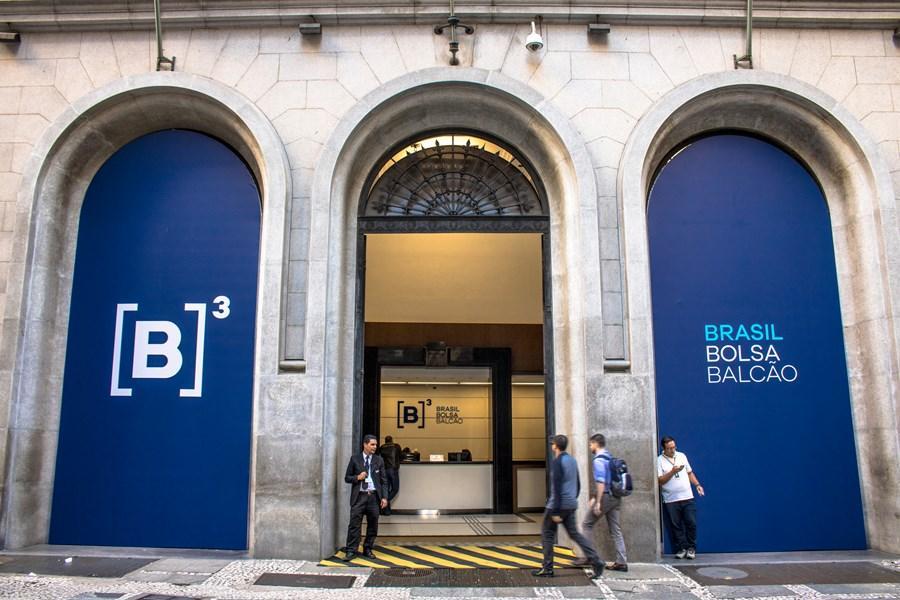 Economia - Em dia de alta volatilidade, Ibovespa fecha com ganhos