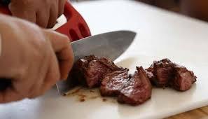 Engasgar ao comer carne ou outros alimentos pode levar à morte. Saiba como evitar
